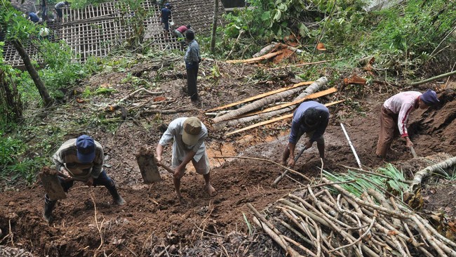Seorang warga meninggal dunia dan 2 lainnya luka akibat tertimbun longsor di Magelang, Jawa Tengah.