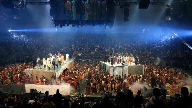 'Bom' Kanye West di Panggung Mode New York