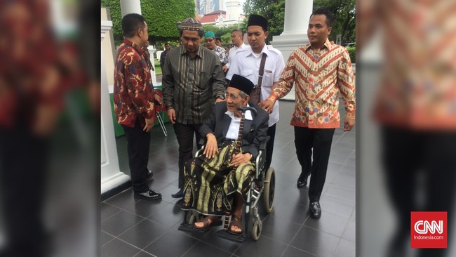 Konsensus politik harus dibangun lebih dahulu untuk menyelesaikan konflik internal PPP sebab kalau tidak maka muktamar yang akan digelar tak ada artinya.