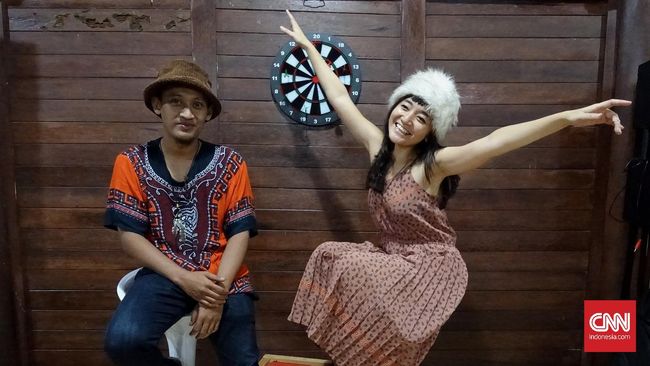 Banyaknya toko musik yang tutup ternyata tak membuat Stars and Rabbit mati langkah untuk menjual karya. Mengecer kaset pun jadi cara yang mereka ambil.