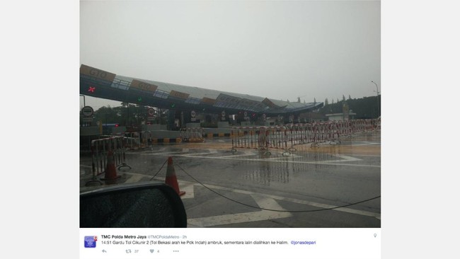 Sejak atap yang nyaris ambruk, Gerbang Tol Cikunir 2 arah Cikampek-Jakarta ditutup total bagi seluruh kendaraan. 