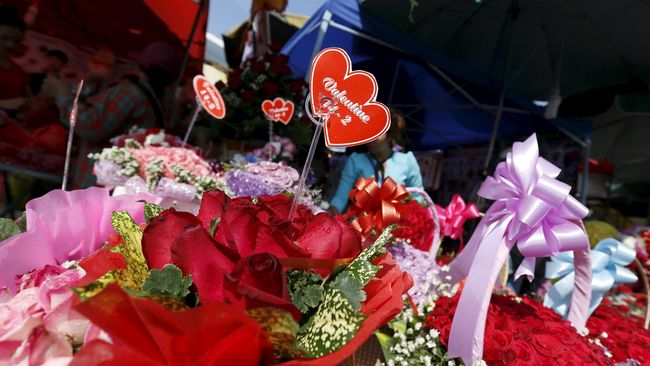 Untuk membuktikan rasa cinta, banyak orang menggunakan bunga dengan cara yang unik.