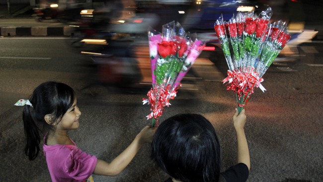 Pejabat Wali Kota Makassar Iqbal Suhaeb meminta siswa lebih mengisi hari velentine dengan kegiatan yang positif seperti kegiatan sosial bersama anak yatim.