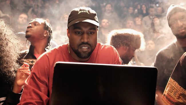 Dalam akun Twitternya, Kanye West mengaku punya utang US$53 juta. Pengakuan utangnya ini bukanlah yang pertama kalinya.