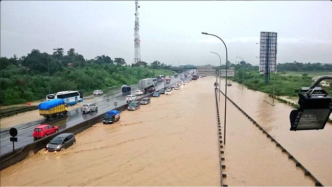 Pintu keluar Tol Delta Mas terendam. Banjir juga terjadi di kilometer 34 Tol Cikarang. Sementara di Jakarta ada 17 genangan di Jaktim dan Jaksel.