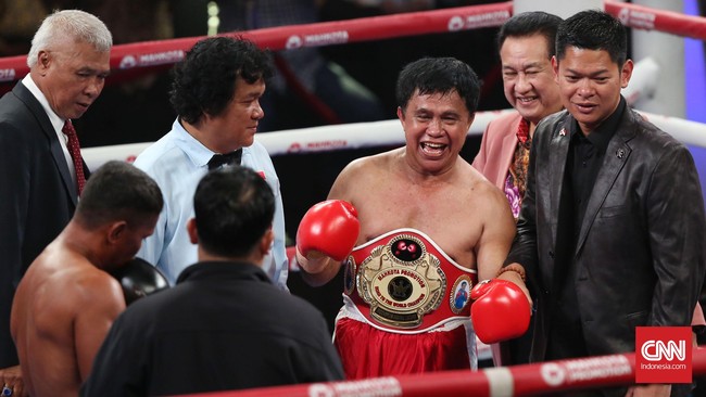 Legenda tinju Indonesia, Ellyas Pical, kini genap berusia 57 tahun. Kejutan spesial disiapkan sang Istri buat juara dunia pertama dari Indonesia tersebut.