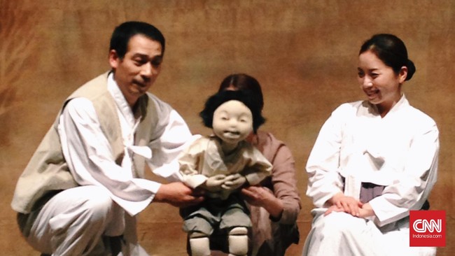 Teater biasanya dimainkan dengan suara dan bahasa. Tapi teater yang mengisahkan keluarga Korea ini dimainkan dengan boneka dan tanpa suara.