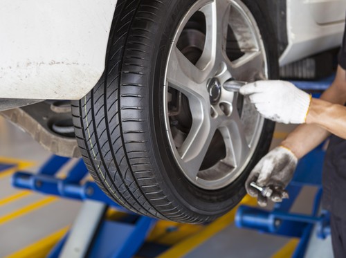 Jarak atau Waktu, Mana Lebih Tepat untuk Servis Mobil Berkala?