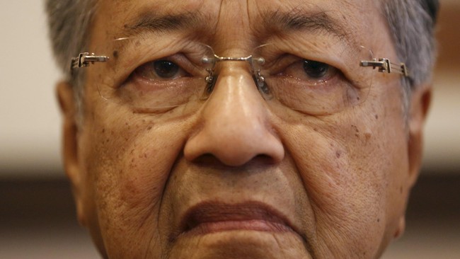Mahathir Mohamad mengundurkan diri dari partai yang berkuasa, Organisasi Nasional Melayu Bersatu (UMNO) karena menilai partai itu penuh praktik korupsi.