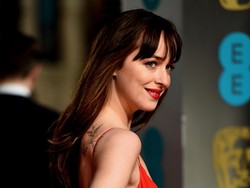 Dakota Johnson Bantah Putus dari Chris Martin, Kasih Bukti Cincin