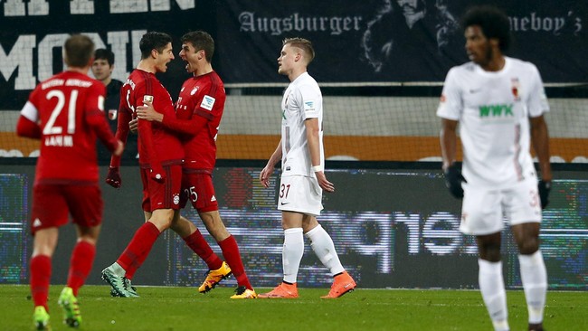 Dua gol yang dicetak Robert Lewandowski membawa Bayern Munich menang 3-1 atas tuan rumah Augsburg di stadion WWK Arena.