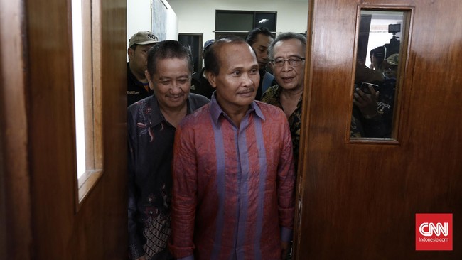 Saat ini Azis sedang mendekam di sel tahanan Polres Jakarta Utara usai ditetapkan sebagai tersangka pencurian listrik untuk kafenya yang ada di Kalijodo.