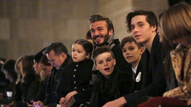 David Beckham membantah anggapan bahwa ia dan sang istri, Victoria bertahan hanya karena itu lebih menguntungkan secara komersial.