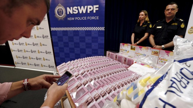 Polisi Australia menyita narkoba jenis metamfetamin senilai AUS$1,25 miliar atau sekitar Rp11,8 triliun yang diselundupkan dalam pengiriman bra silikon.