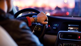Pengendara Mobil Tinggalkan Pemutar CD untuk Nikmati Musik