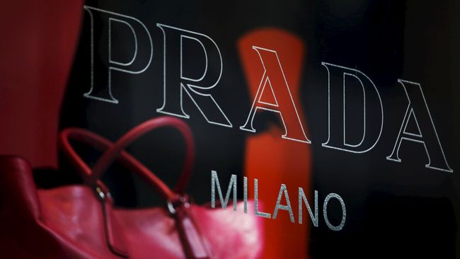 Pria di balik film Matador, Women on the Verge of a Nervous Breakdown, All About My Mother, Pedro Almodovar jadi wajah baru Prada's fall/winter 2017 menswear.