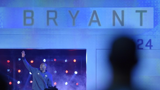 Flea yang menjadi penggemar berat Los Angeles Lakers mengagumi kesederhanaan Kobe Bryant, bintang legendaris NBA yang akan pensiun besok.