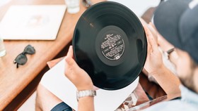 Menjual Vinyl Lebih Menguntungan Dibanding Memajang Video