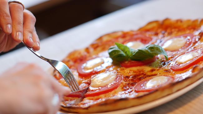 Sebuah restoran di New York memadukan pizza dengan emas. Restoran ini membuat pizza dengan topping mewah super mahal.