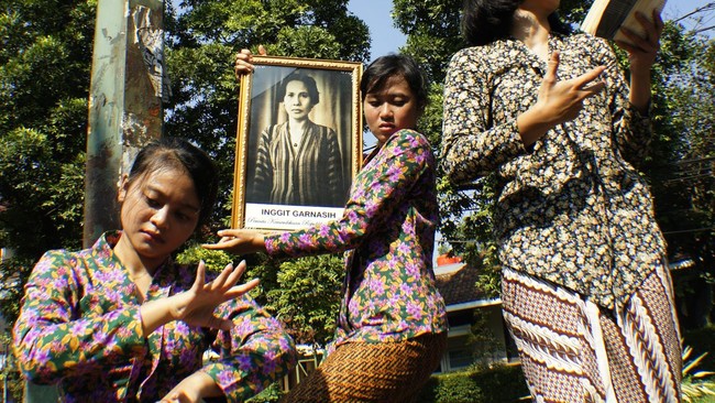 Gubernur Jawa Barat Ridwan Kamil menyebut istri proklamator Indonesia Ir. Sukarno, Inggit Garnasih telah disetujui menjadi pahlawan nasional.