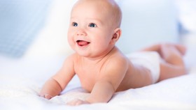 Cara Chrissy Teigen Urus Foto Paspor Anak