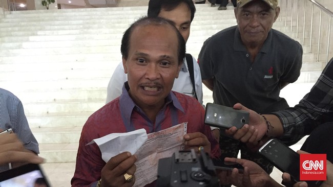 Warga Kalijodo mempertanyakan penetapan daerahnya sebagai Jalur hijau. Menurut mereka, penetapan itu jauh sebelum kawasan itu menjadi pemukiman.