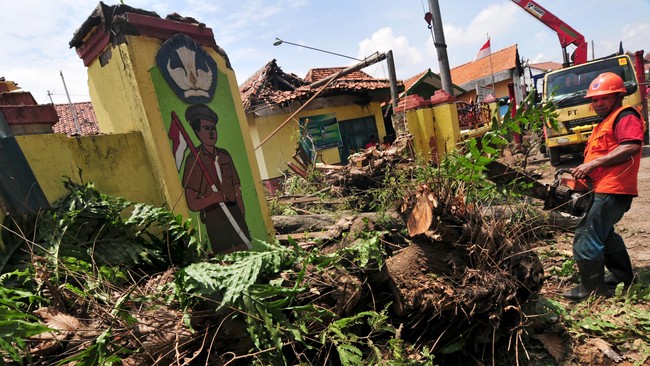 Kementerian Keuangan menyatakan APBN sejauh ini masih cukup untuk memenuhi kebutuhan anggaran penanganan bencana di dalam negeri.