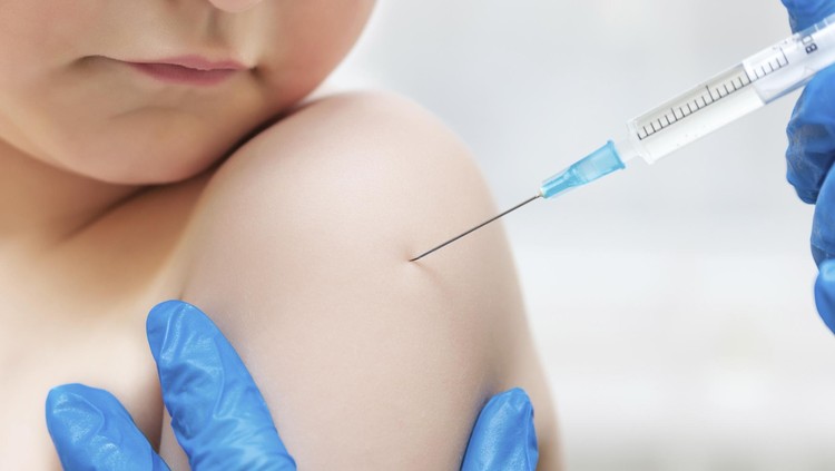 Masing-masing dokter punya trik sendiri nih supaya anak nggak takut disuntik, misalnya saat vaksinasi.