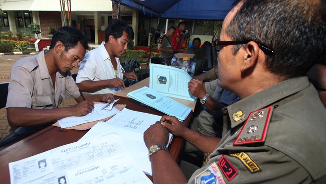 Gubernur DKI Jakarta Basuki Tjahaja Purnama mengatakan pelanggaran lain yang dilakukan oleh warga Kalijodo adalah soal surat kepemilikan bangunan.