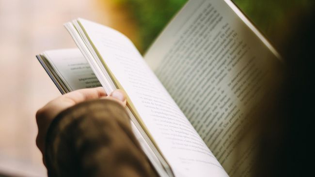 Kebiasaan orang dalam rangka mengisi waktu di rumah selama masa isolasi diri boleh beragam. Termasuk setiap zodiak yang memiliki kebiasaannya masing-masing.
