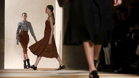 Victoria Beckham Kembalikan Kejayaan Korset di NYFW
