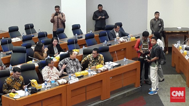 Rencananya pimpinan MKD akan ke RS Mata Aini pada pukul 14.00 WIB dan lanjut ke Camden Cafe pada pukul 15.30 WIB.