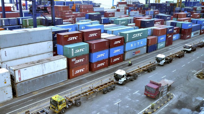Badan Pusat Statistik (BPS) mencatat neraca perdagangan barang Indonesia pada Desember 2022 kembali surplus sebesar US,89 miliar. 
