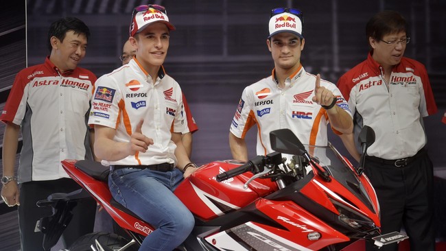 Duo Repsol Honda, Marc Marquez dan Dani Pedrosa, memberikan dukungan untuk Fernando Alonso yang mengalami kecelakaan hebat di Sirkuit Melbourne.