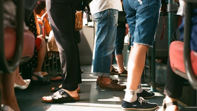 Social distancing dianggap sebagai salah satu cara menghentikan laju penularan virus corona. Benarkah cara ini bakal berhasil?