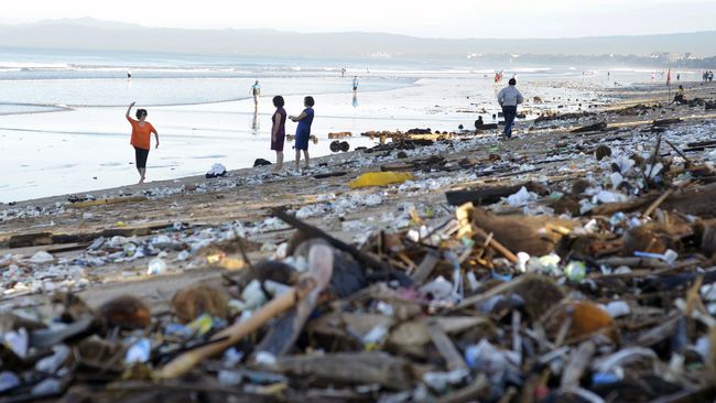Sampah seperti sah-sah saja diletakkan di pojokan, bersama tumpukan sampah yang terlebih dulu tercipta.