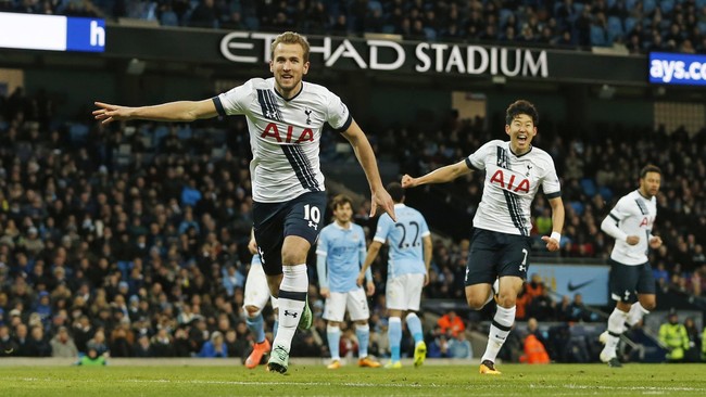 Tottenham Hotspur meraih kemenangan tipis 2-1 atas Manchester City di Stadion Etihad, Minggu (14/2). Gol kemenangan Tottenham dicetak Christian Eriksen.
