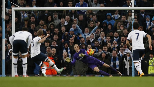 Manuel Pellegrini kesal dengan keputusan wasit Mark Clattenburg usai Manchester City dikalahkan Tottenham Hotspur 2-1 di Stadion Etihad, Minggu (14/2).