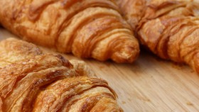 Dua Kesalahan Makan Croissant Ini Dilakukan Banyak Orang