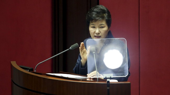 Di depan para menterinya, Presiden Korsel Park Geun-hye menyatakan permintaan maaf dan meminta mereka bekerjasama mengawal pemerintahan.