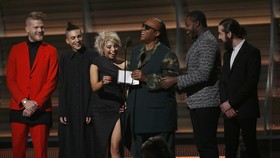 Stevie Wonder Bela Kaum Disabilitas di Grammy 2016