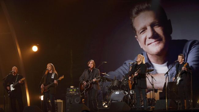 Don Henley mengaku belum memiliki rencana untuk tampil di panggung musik lain setelah Grammy Awards 2016, karena ia dan personel lainnya masih merasa emosional.