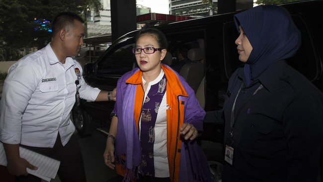 Damayanti diduga menerima sedikitnya Sin$99 ribu. Uang ribuan dolar Singapura juga mengalir ke Angogta DPR lainnya dari Fraksi Golkar.