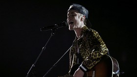 Justin Bieber Jatuh dari Panggung