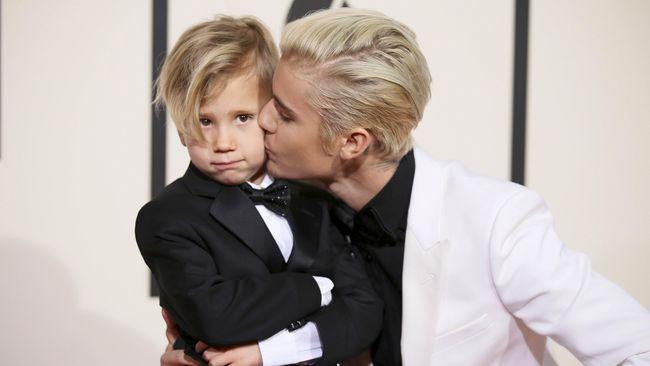 Sibuk Bikin Album, Justin Bieber Absen Grammy Awards 2018 Justin Bieber disebut-sebut tak mau muncul di hadapan publik sebelum menuntaskan album baru yang tengah digarapnya, termasuk datang ke Grammy Awards 2018.