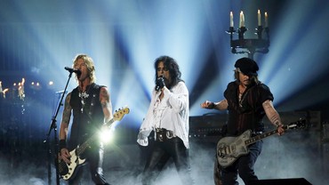 img-title Hollywood Vampires Tunda Tiga Konser Akibat Johnny Depp Cedera