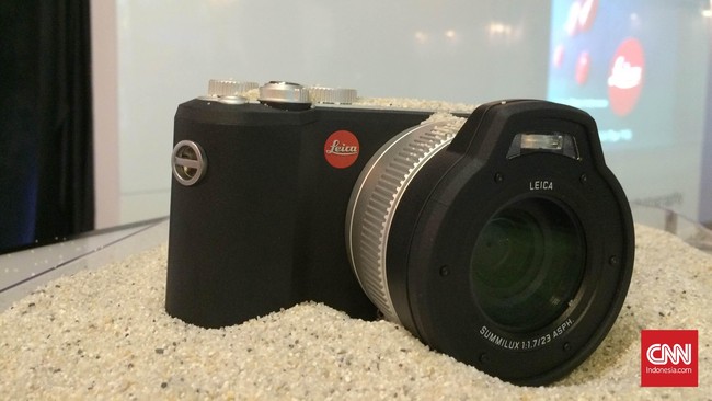 Kamera ini dirancang untuk aktivitas luar ruangan seperti di gunung atau laut. Ia memakai sensor kamera 16 MP dan fokus manual.