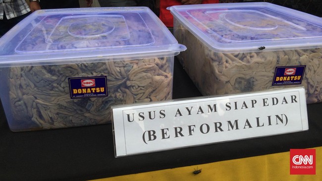 Polisi mengamankan barang bukti berupa 70 kg usus ayam berformalin yang siap dijual oleh tersangka CTW serta tiga tong zat formalin.