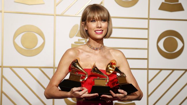 Merayakan 10 tahun berkariernya, label rekaman Big Machine Records merilis ulang album perdana Taylor Swift.