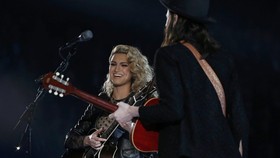 Momen Selebriti yang 'Menodai' di Ajang Grammy 2016